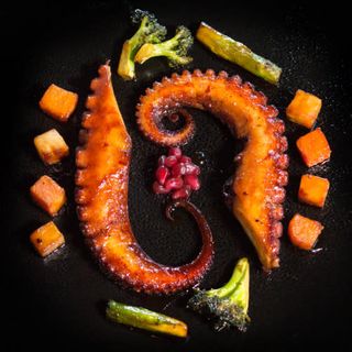 Октопод на плоча с бейби зеленчуци (250г)