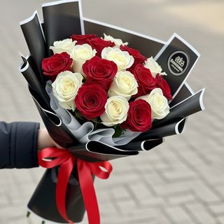Bouquet Noir & Blanc – 20 Roses