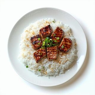 Riso coreano con braciole di maiale fritte