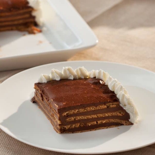 Porción de tarta de galleta y chocolate 