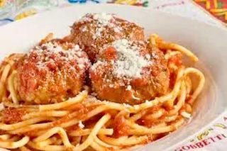 Spaghetti Albóndigas Con Tomate 