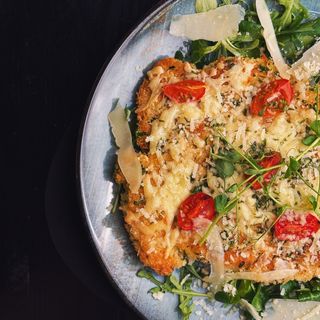 Snitel de vita wine-art,salata rucola si rosii cherry