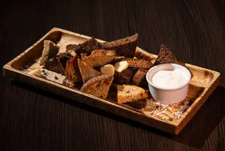 Часникові грінки з морською сіллю та сирним соусом (100/30г)