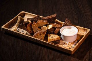 Часникові грінки з морською сіллю та сирним соусом (100/30г)