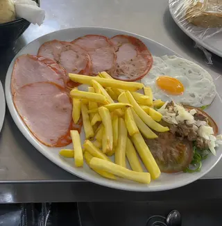 Lomo, papas fritas y huevo