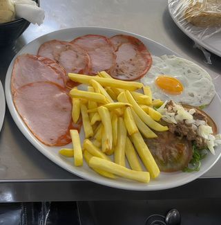 Lomo, papas fritas y huevo