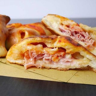 Calzone con prosciutto cotto e mozzarella
