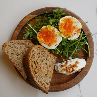 Хліб з маслом, яйцем та ікрою