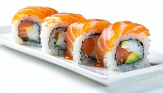 Uramaki salmone e avocado