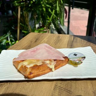 Gofre Con Jamón York Y Queso Gouda