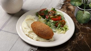 კიევური კოტლეტი, კარტოფილის პიურე და სალათი