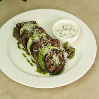 Медальоны из говядины с овощами гриль