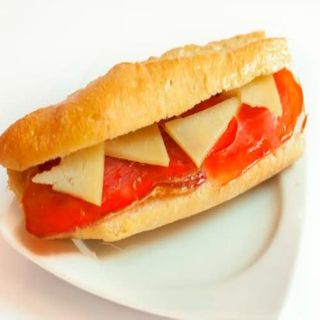 Jamón, queso y pan con tomate