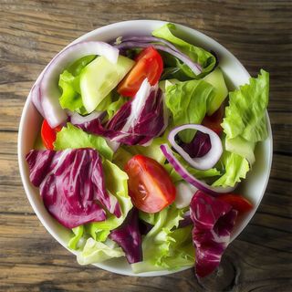 Ensalada de lechuga, setas, gambas y jamón para 2