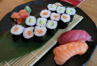 21.Nigiri and maki mix 14 peças