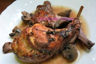 Iepure in sos de vin servit cu cartofi cu ceapa si ardeI