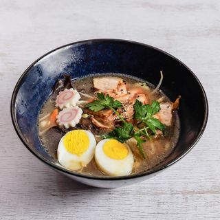 Ramen in brodo con maiale, verdure e uova