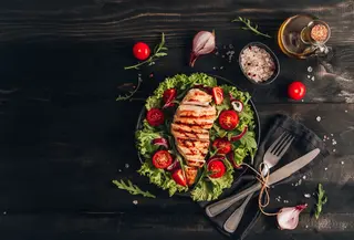 Пилешко филе с печени зеленчуци и печен сос