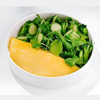 Omleta cu crema de brinza, somon si salata