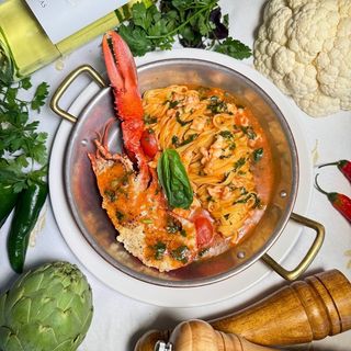 Pappardelle con medio bogavante en salsa de cangrejo