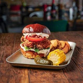 Бургер Crispy Chicken с гарнитура (450г)