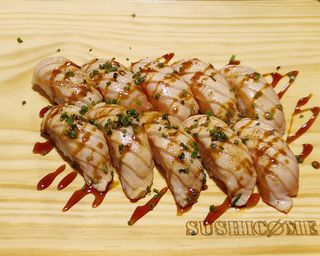 #1132 NIGIRI SALMÃO TOSTADO (10 PEÇAS)