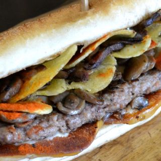 44. Panino con salsiccia di maiale, funghi e scamorza piccante