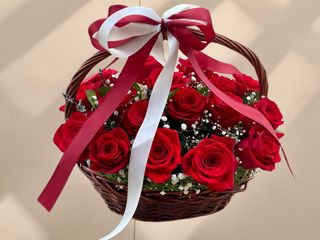 Голяма кошница със 17 червени рози