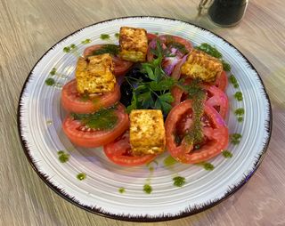 Салата Домати с пържено сирене