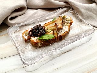 Брускета з паштетом з птиці, грильованими грибами ерінгами (180g)