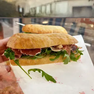 Bocadillo  ibérico  con queso de cabra