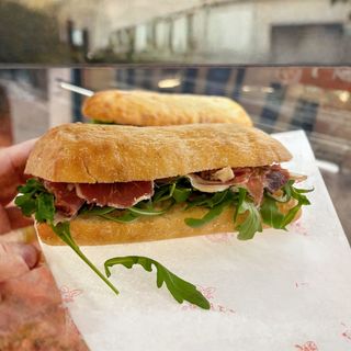 Bocadillo  ibérico  con queso de cabra