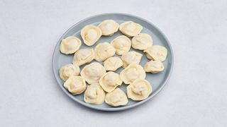 Pielmieni z łososiem i szpinakiem