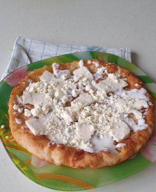 Langos cu branza si smantana