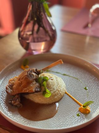 Pulpă de rață confiată cu piure de cartofi și trufe și sos demiglace