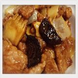 Cerdo Con Setas Chinas Y Bambú