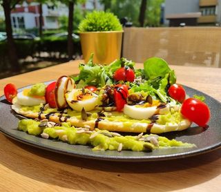 Avomash toast s dimljenim lososom