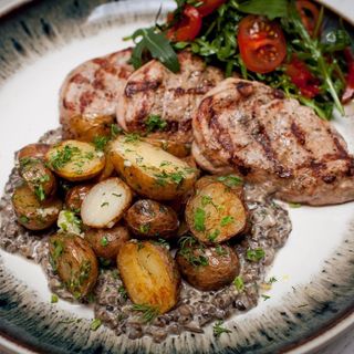 Медальйони зі свинини з бейбі картоплею (350г)