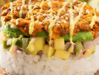Suchi Salmón Con Curry Rojo