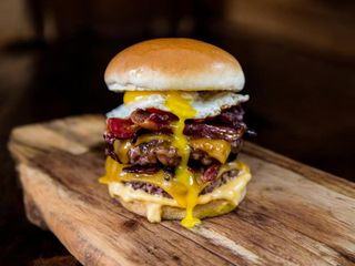 Burger-ul Campionului Double