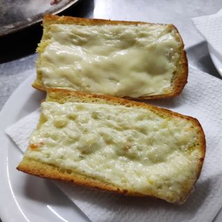 Pan Con Ajo Y Queso