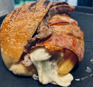 Panino con petto di pollo arrosto, provola e patatine