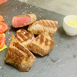 Tagliata di manzo con bottiglia Ciro rosso superiore !