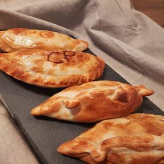 Empanada De Jamón Y Mozzarella 