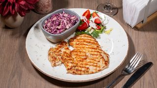 PIEPT DE PUI LA GRATAR CU SALATA COLESLAW