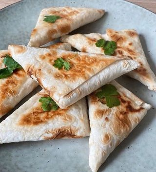 Лаваш з Сулугуні та зеленню (150г)