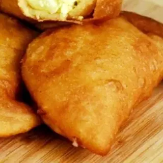 Empanada de pollo y Tajada 