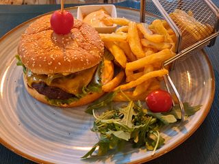 Burger premium Angus cu cartofi prăjiți