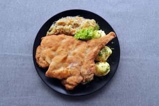 Schab z kością z ziemniakami i kapustą zasmażaną