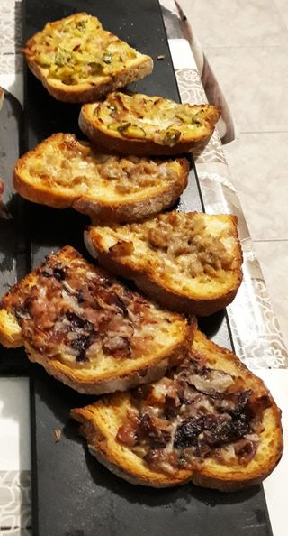 Crostini funghi e mozzarella